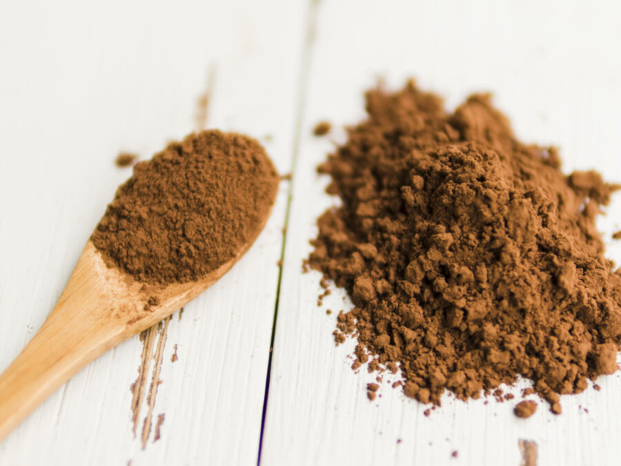 Imagem heap-cocoa-powder-table-wooden-spoon